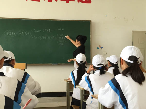 周丽英老师进行专业介绍.JPG 周丽英老师进行专业介绍.JPG
