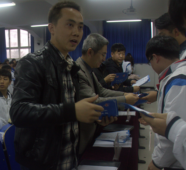 学院老师为获奖同学颁发奖状.jpg 学院老师为获奖同学颁发奖状.jpg